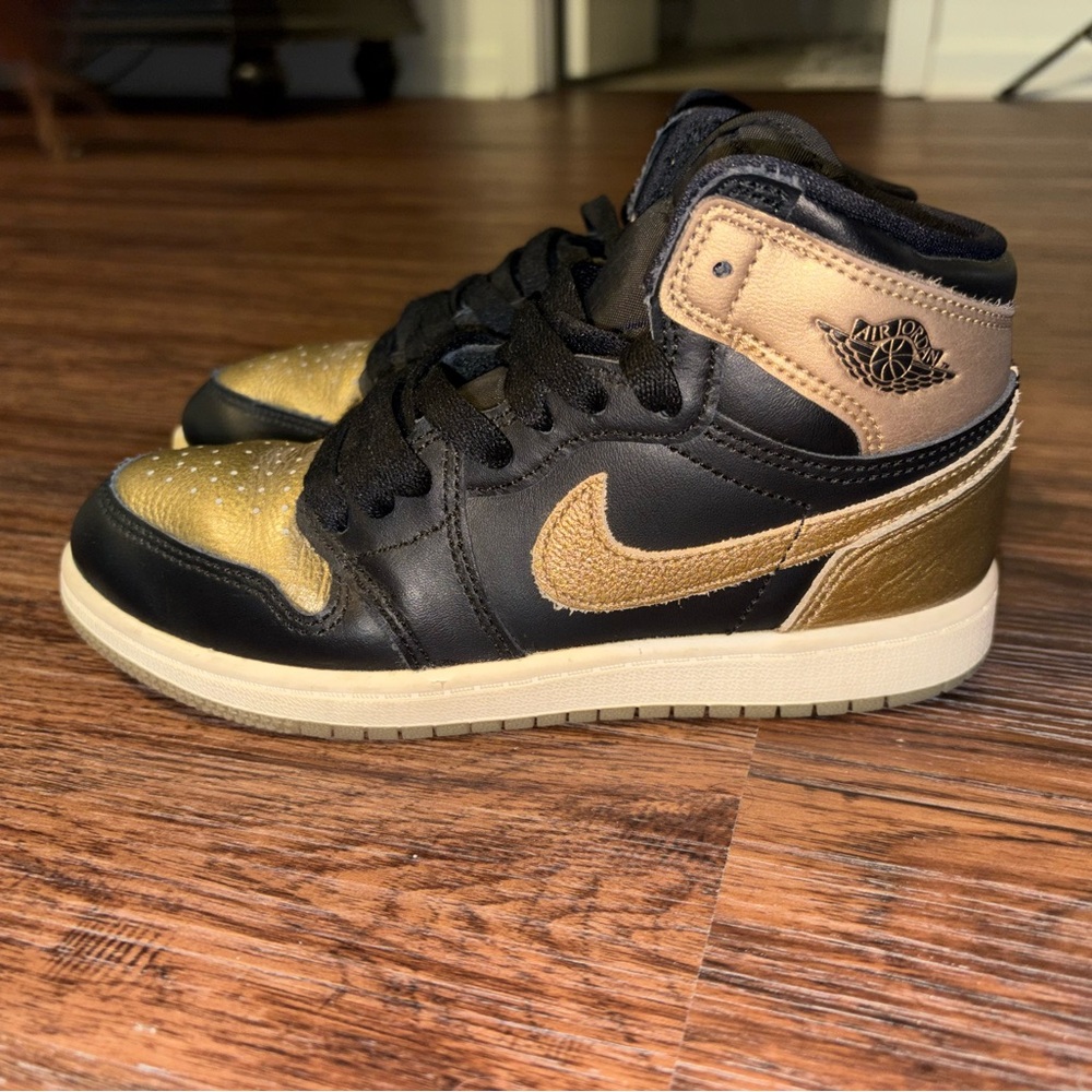 Nike Kids Jordan 1 Retro High OG Sneakers Black and Gold